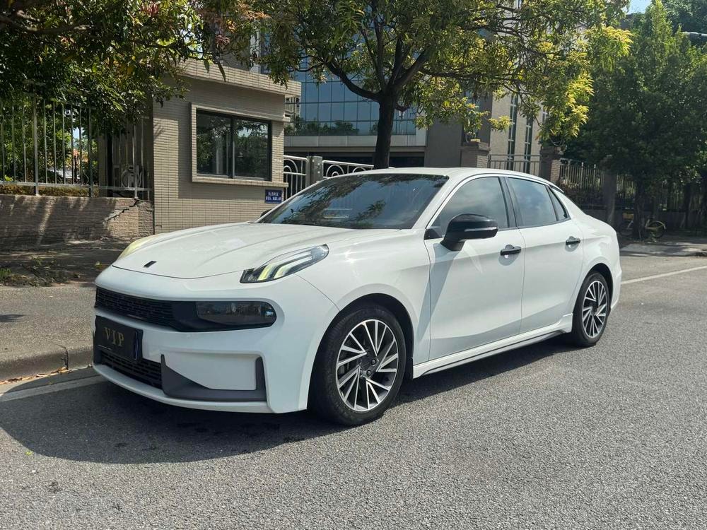 Lynk & Co 03 2022 — фото автомобиля