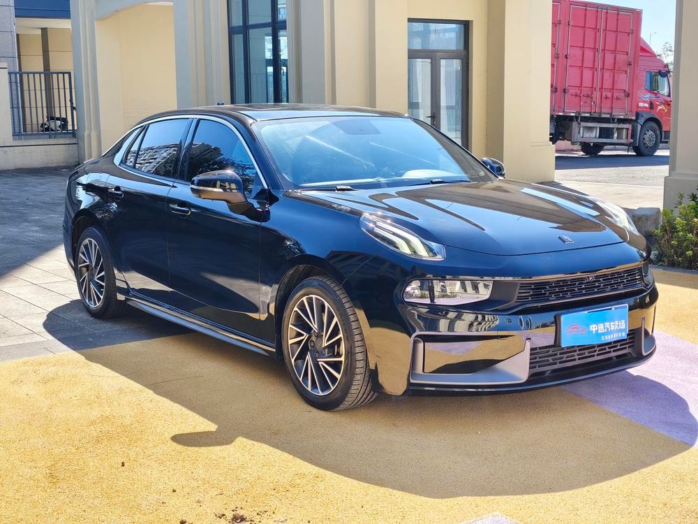 Lynk & Co 03 2021 — фото автомобиля 1
