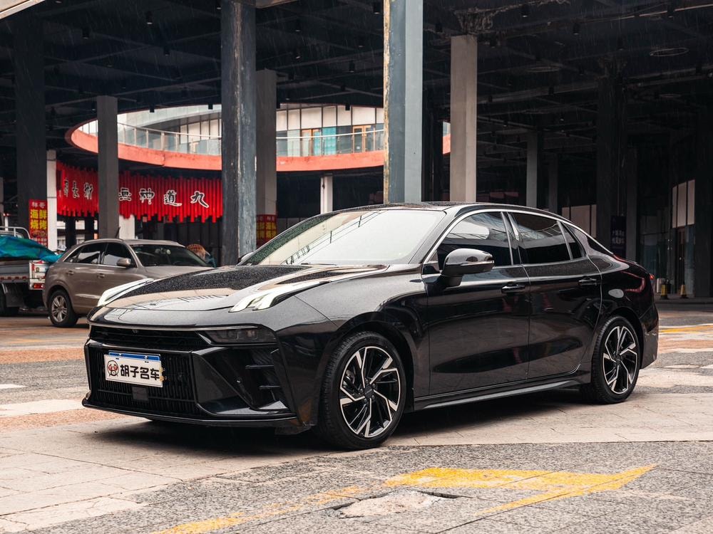 Lynk & Co 03 2023 — фото автомобиля 1