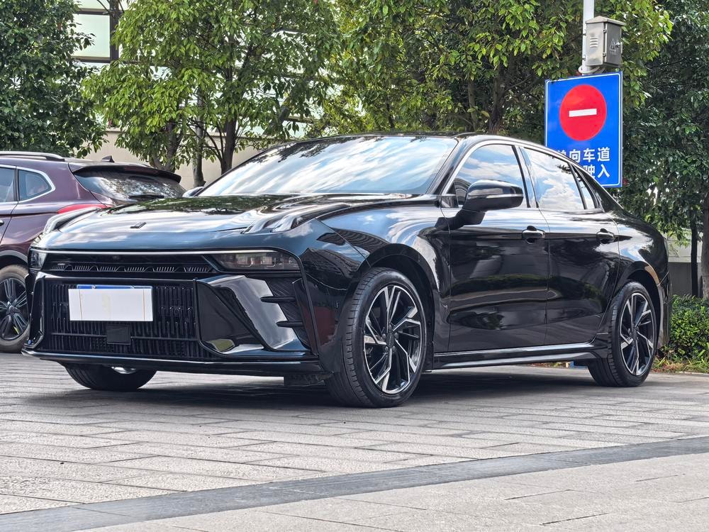 Lynk & Co 03 2023 — фото автомобиля 1