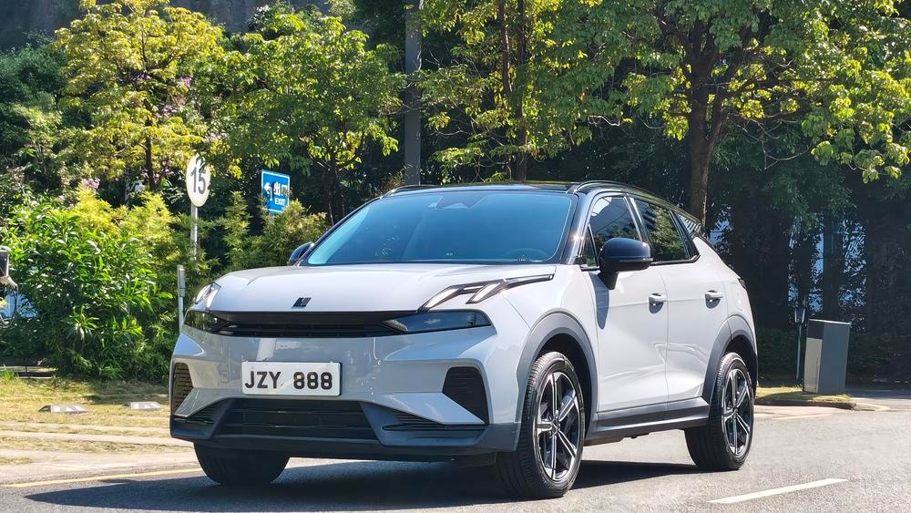 Lynk & Co 06 EM-P 2024 — фото автомобиля