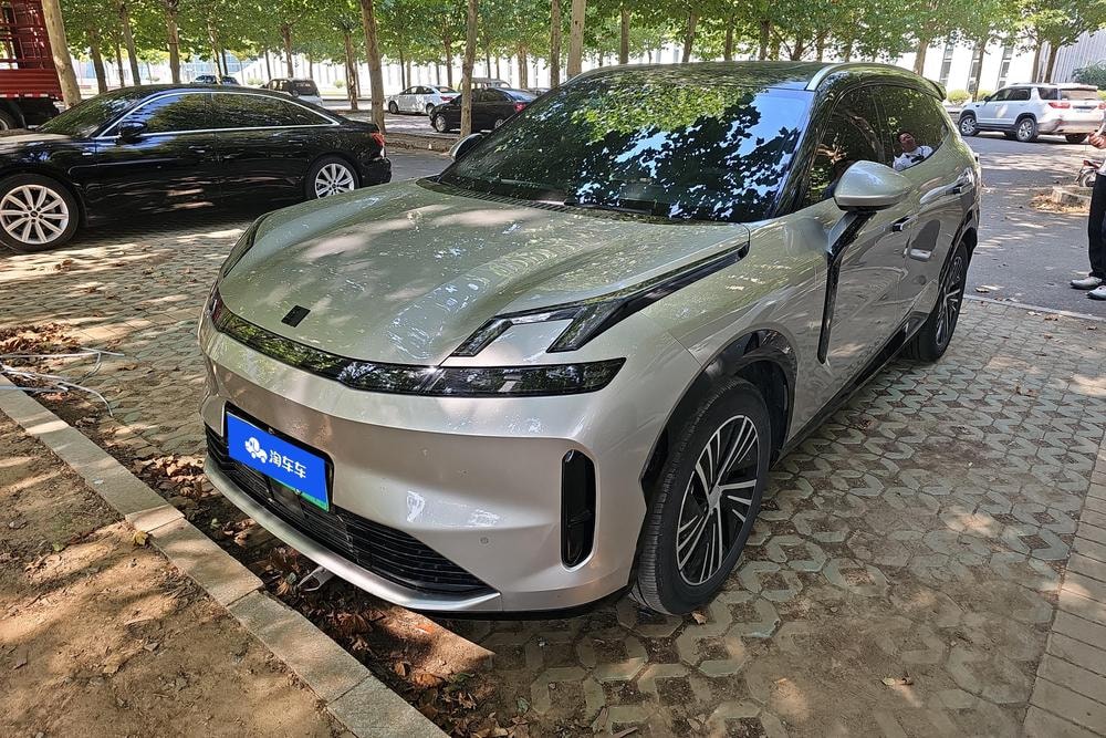 Lynk & Co 08 EM-P 2023 — фото автомобиля 1