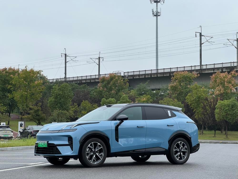 Lynk & Co 08 EM-P 2026 — фото автомобиля