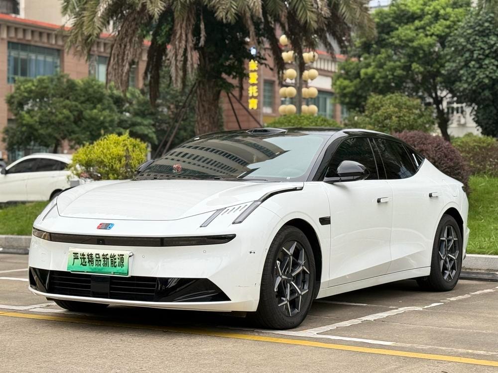 Lynk & Co 10 EM-P 2025 — фото автомобиля