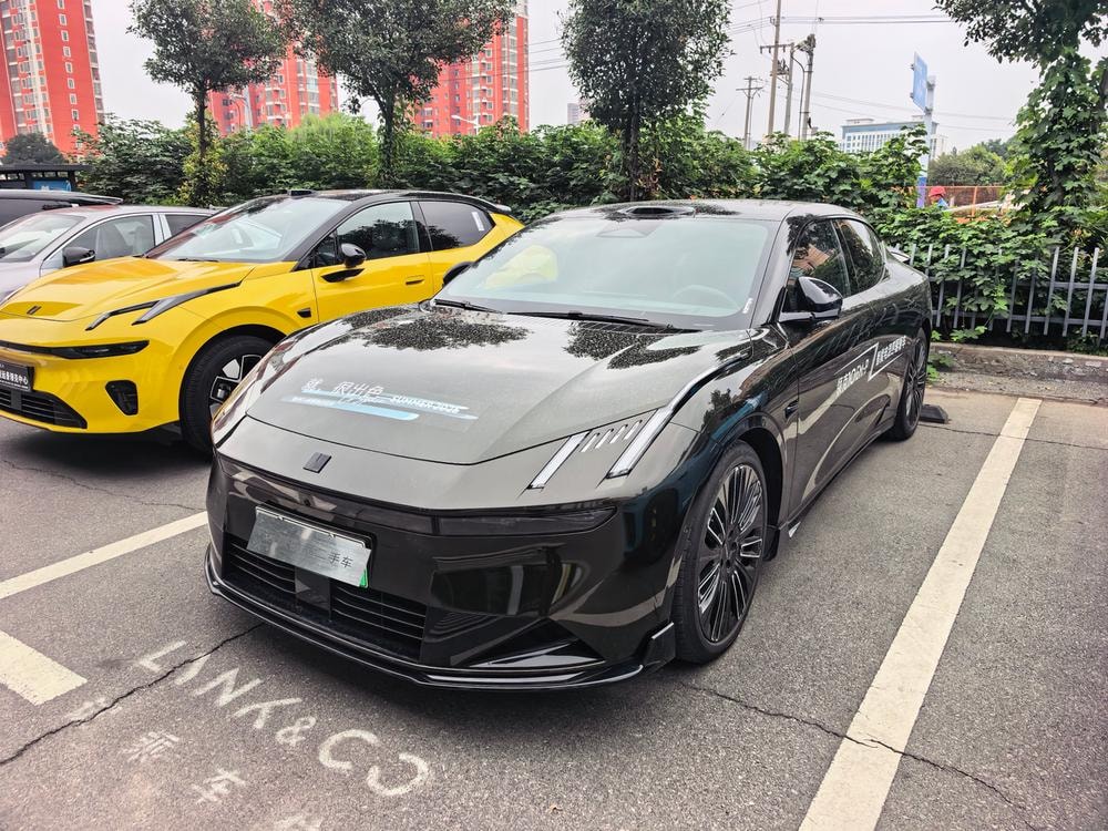 Lynk & Co 10 EM-P 2025 — фото автомобиля