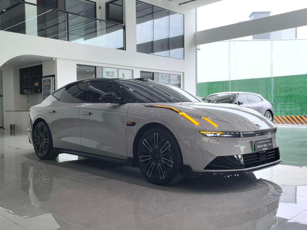 Lynk & Co 10 EM-P 2025 — фото автомобиля 1
