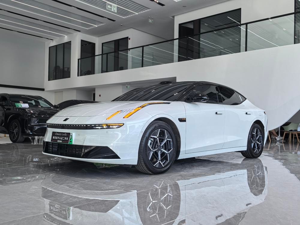 Lynk & Co 10 EM-P 2025 — фото автомобиля