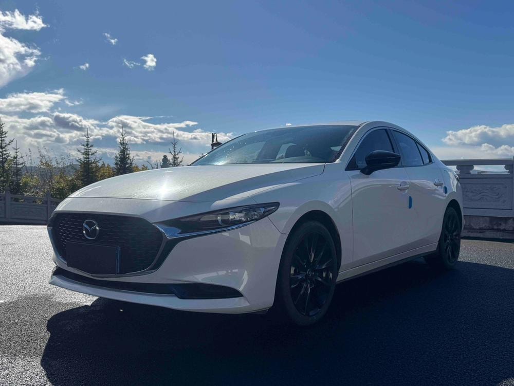 Mazda 3 Axela 2022 — фото автомобиля 1