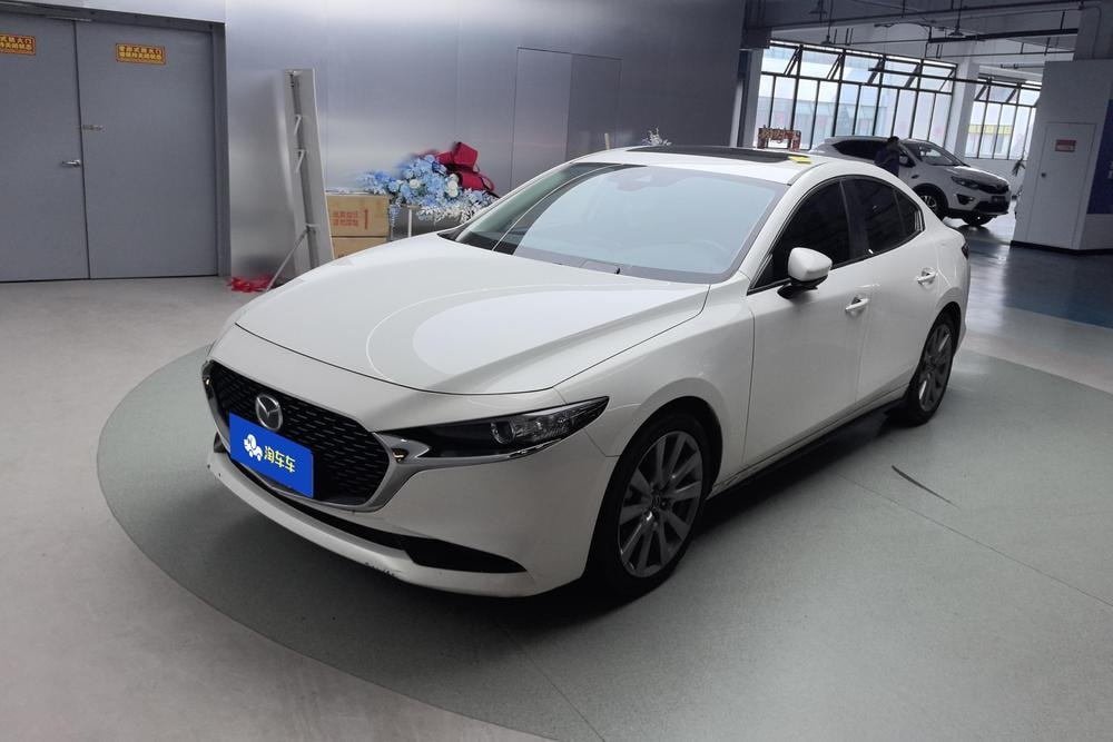 Mazda 3 Axela 2022 — фото автомобиля 1