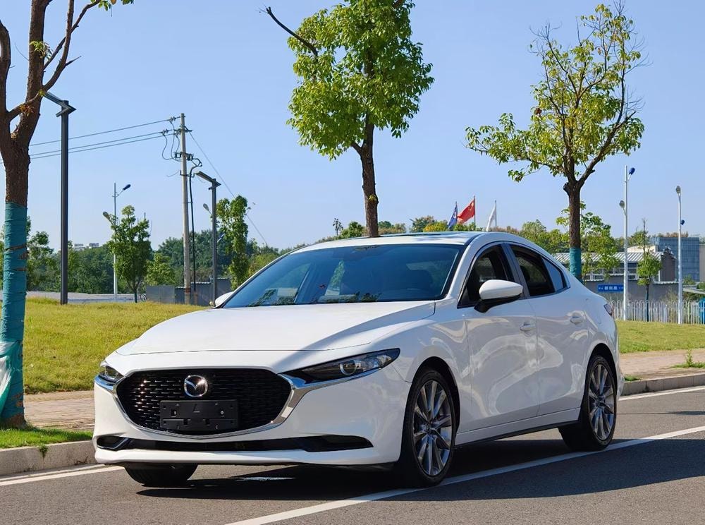 Mazda 3 Axela 2020 — фото автомобиля