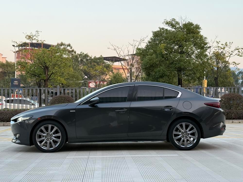 Mazda 3 Axela 2020 — фото автомобиля