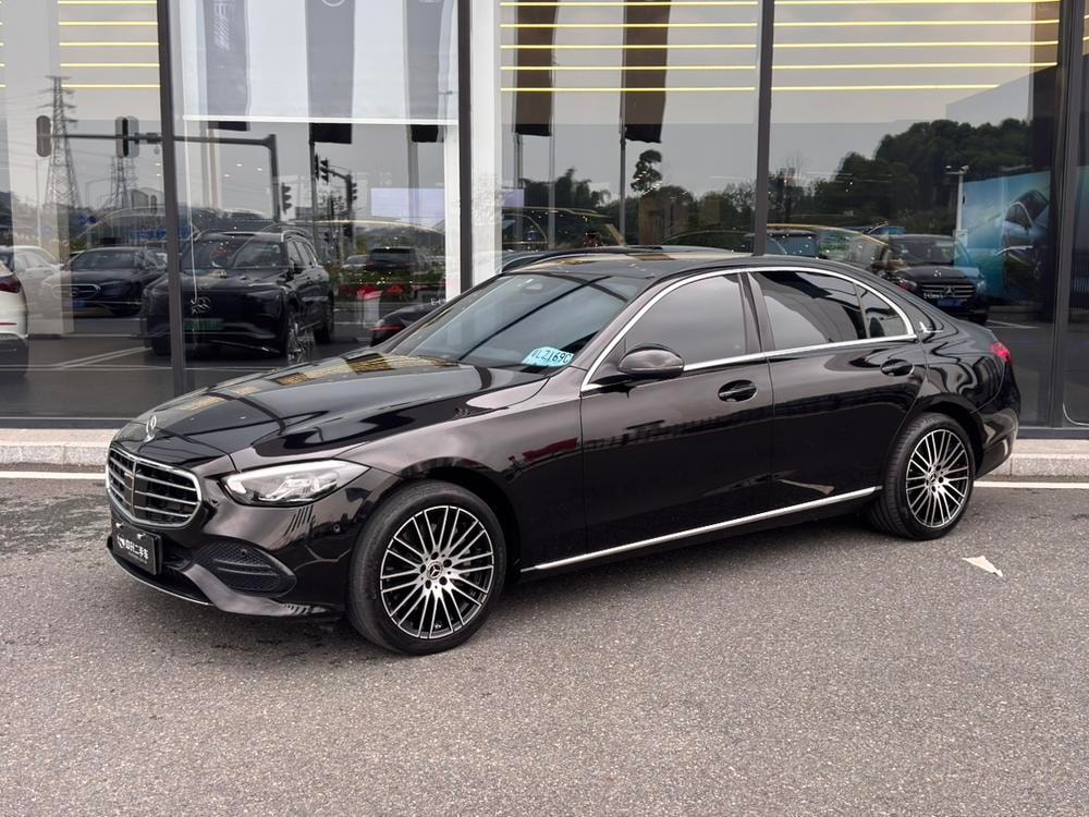 Mercedes-Benz C-Class 2023 — фото автомобиля 1
