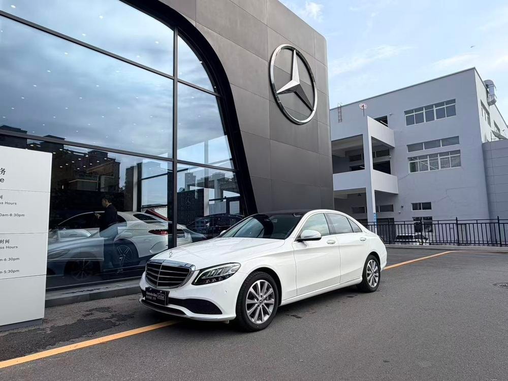Mercedes-Benz C-Class 2019 — фото автомобиля