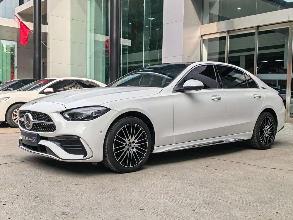 Mercedes-Benz C-Class 2025 — фото автомобиля 1