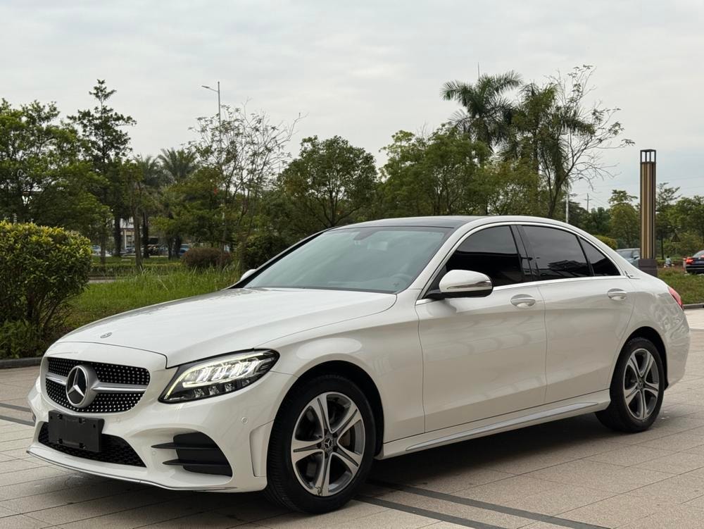 Mercedes-Benz C-Class 2019 — фото автомобиля
