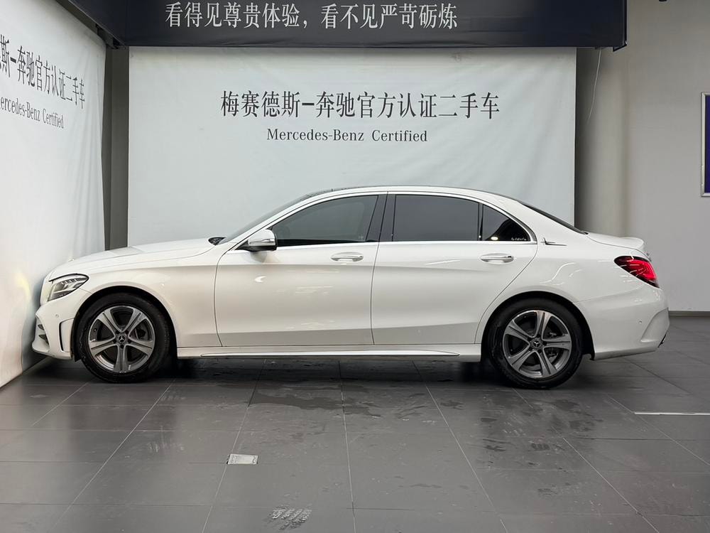 Mercedes-Benz C-Class 2019 — фото автомобиля