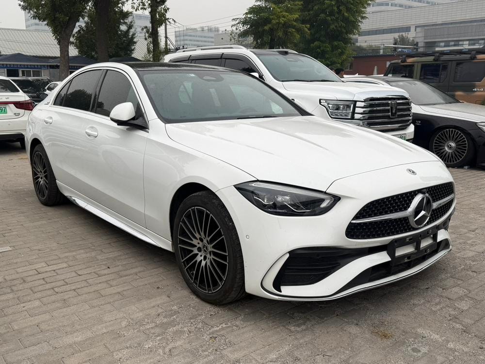 Mercedes-Benz C-Class 2025 — фото автомобиля 1