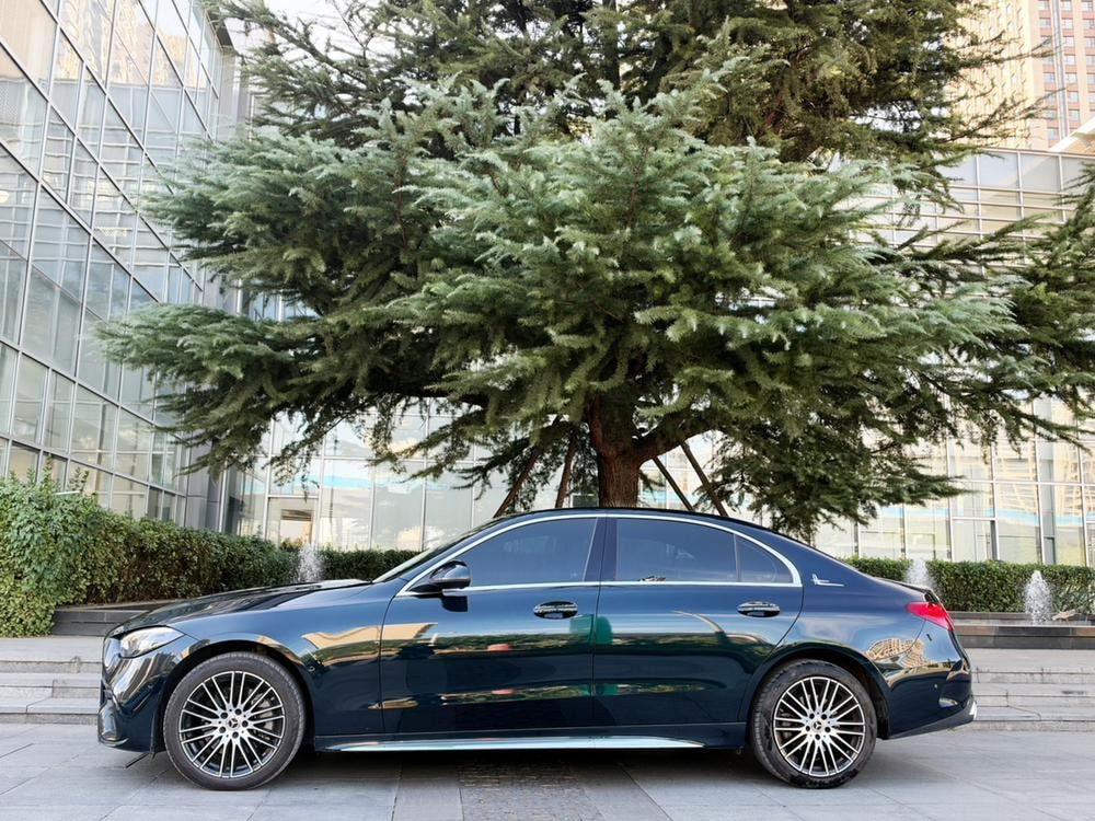 Mercedes-Benz C-Class 2024 — фото автомобиля
