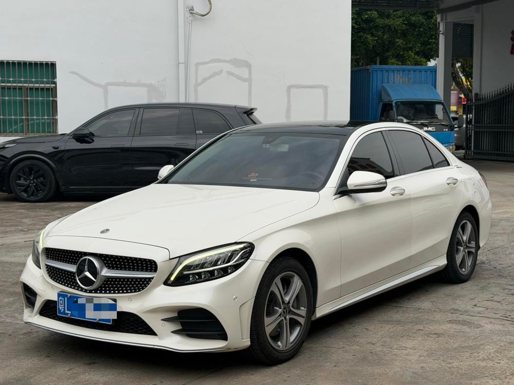 Mercedes-Benz C-Class 2019 — фото автомобиля