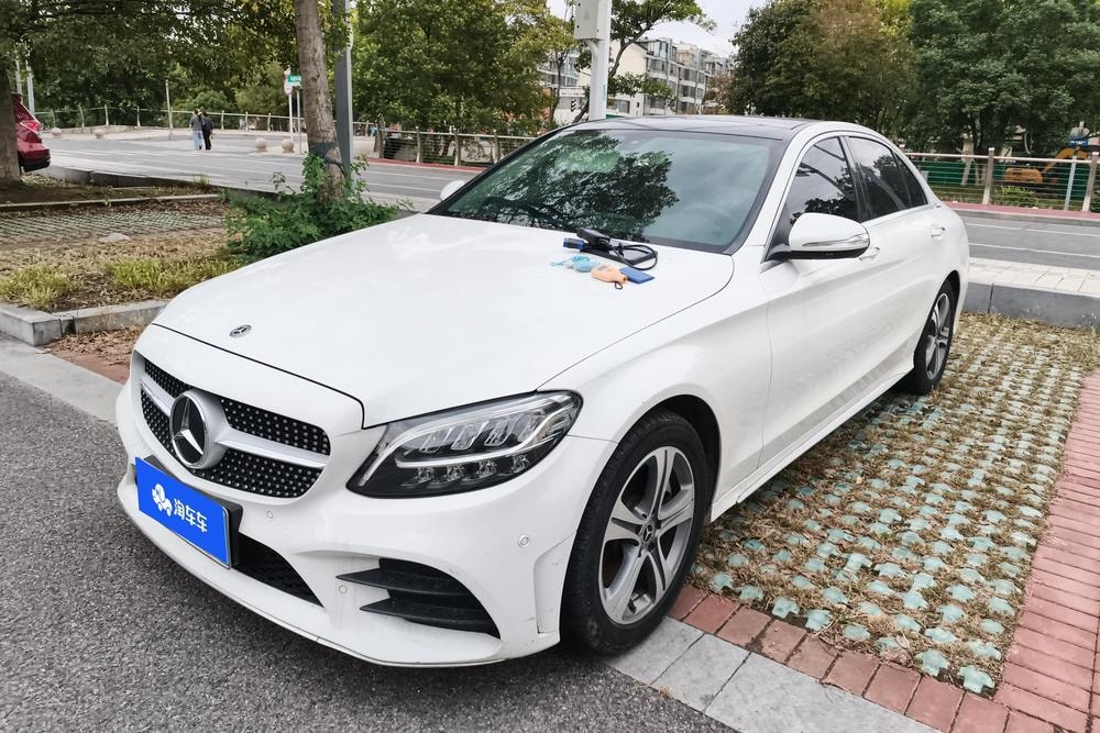 Mercedes-Benz C-Class 2019 — фото автомобиля