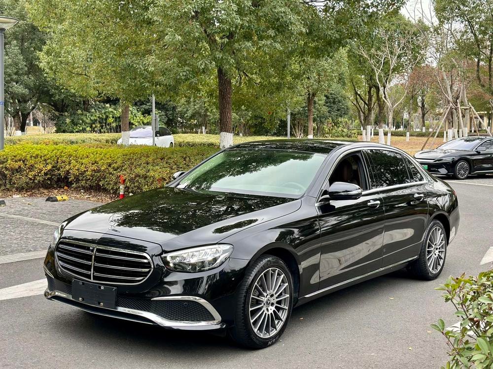 Mercedes-Benz E-Class 2022 — фото автомобиля