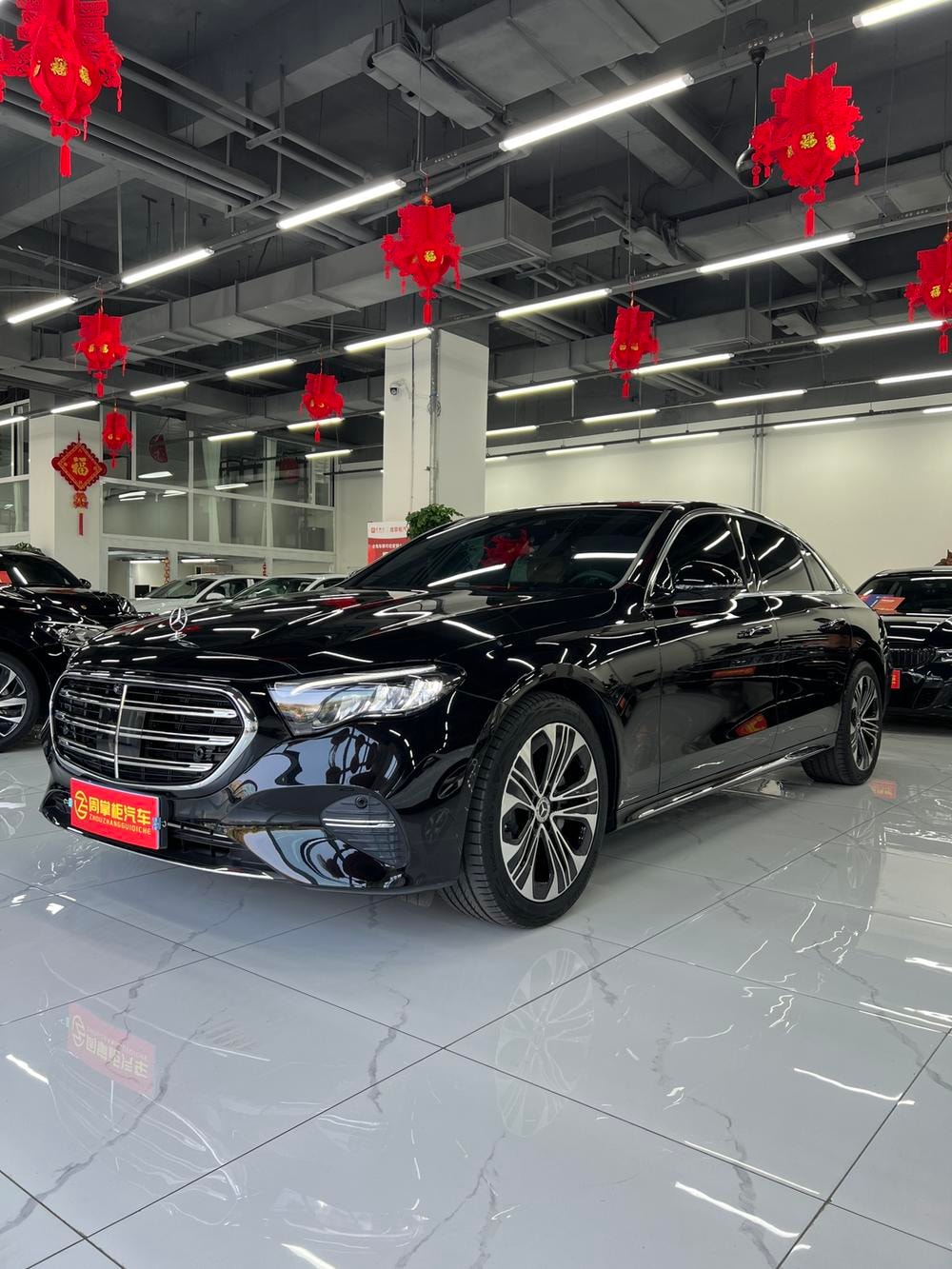Mercedes-Benz E-Class 2025 — фото автомобиля 1