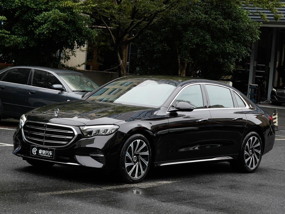 Mercedes-Benz E-Class 2025 — фото автомобиля