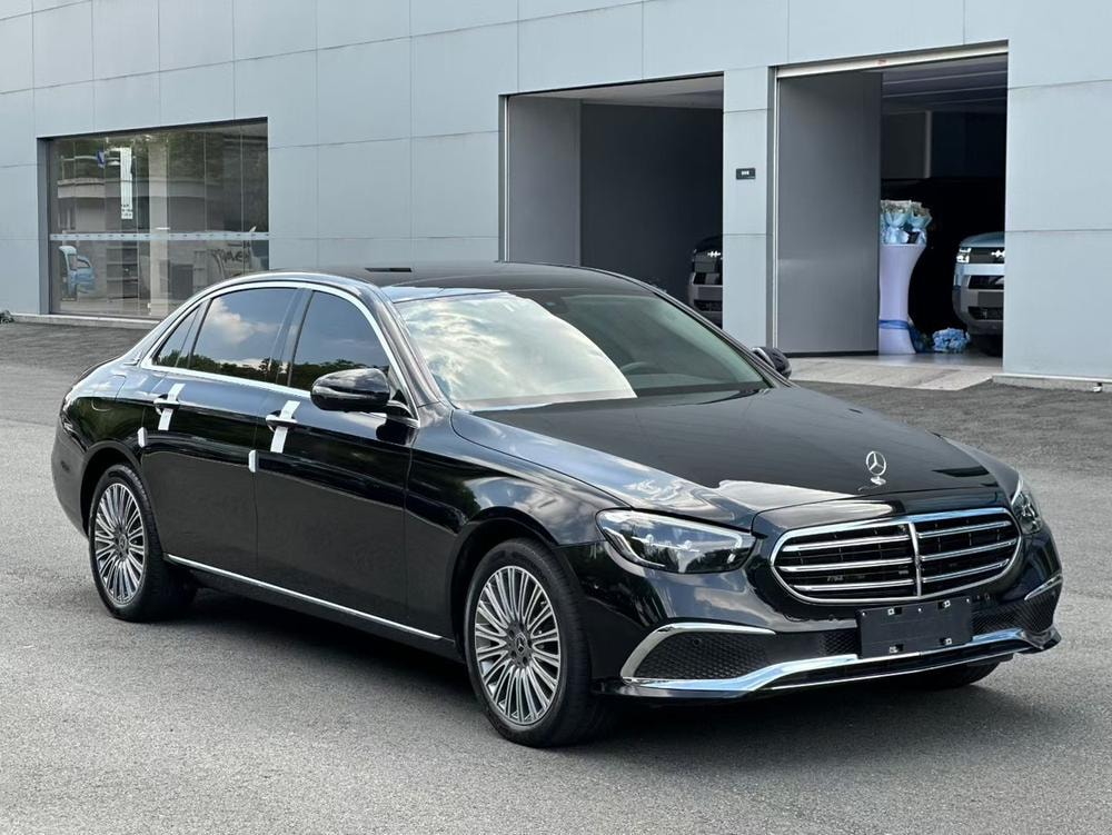 Mercedes-Benz E-Class 2023 — фото автомобиля 1