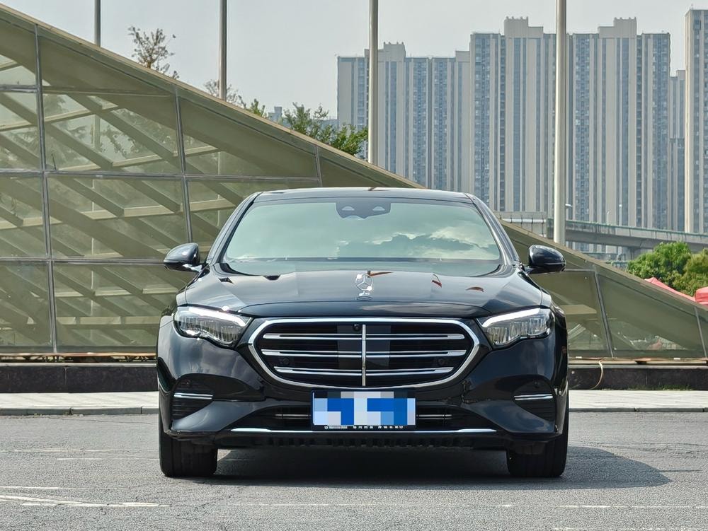 Mercedes-Benz E-Class 2024 — фото автомобиля