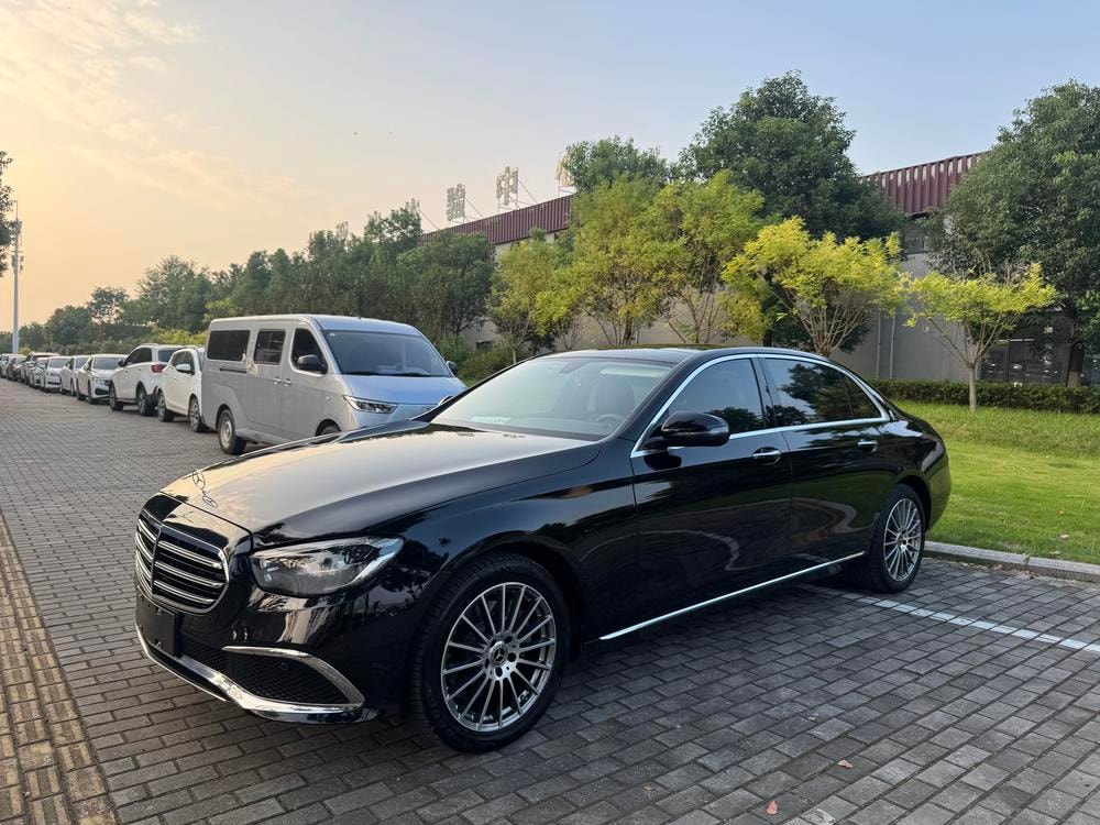 Mercedes-Benz E-Class 2023 — фото автомобиля