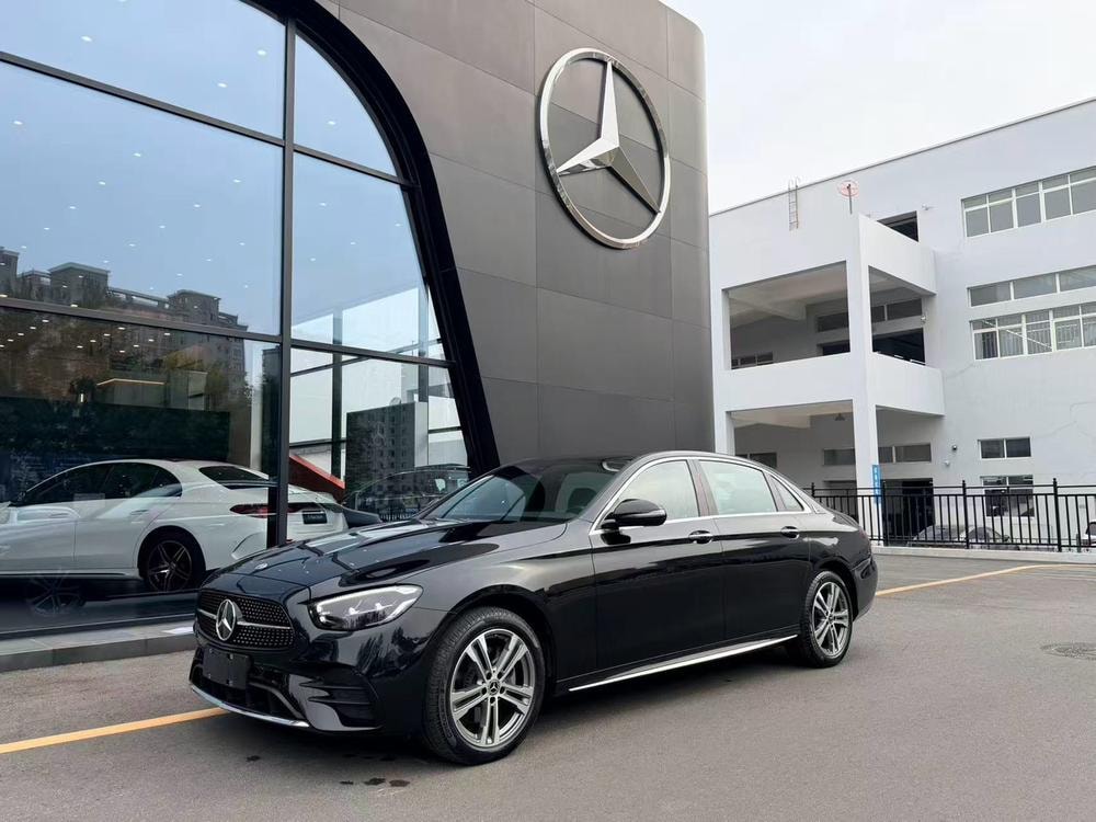 Mercedes-Benz E-Class 2023 — фото автомобиля