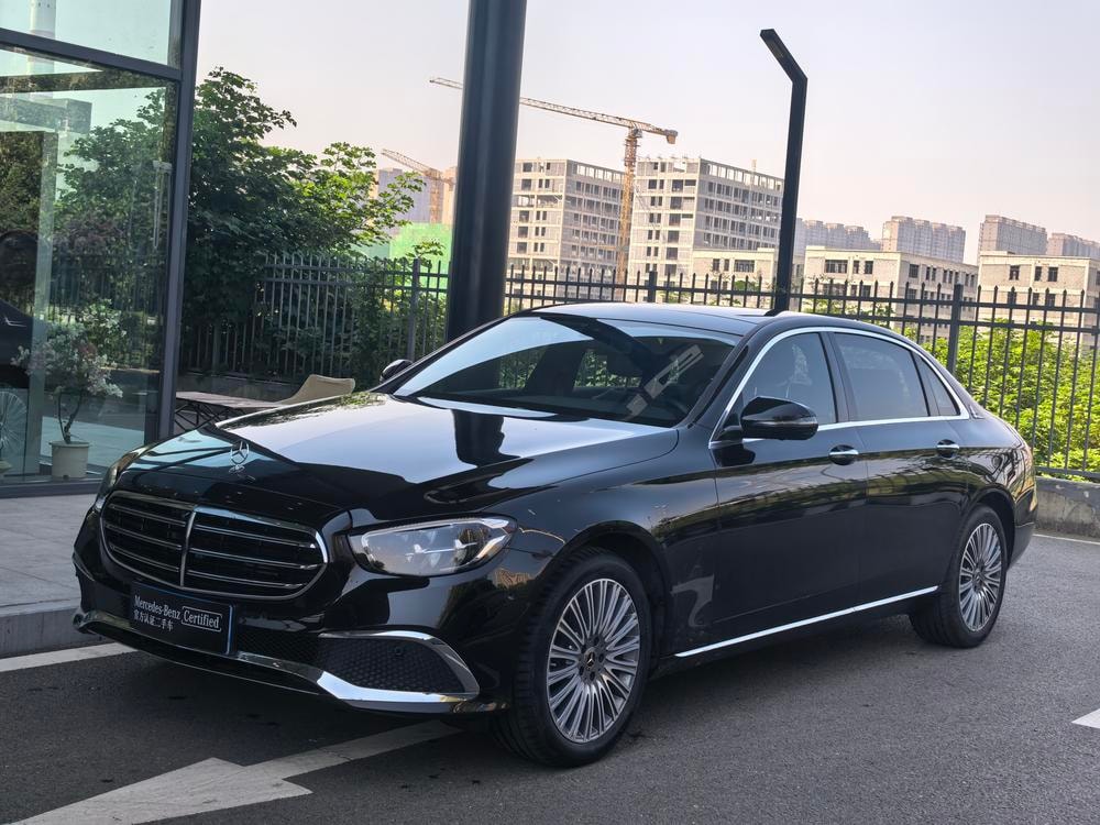 Mercedes-Benz E-Class 2023 — фото автомобиля