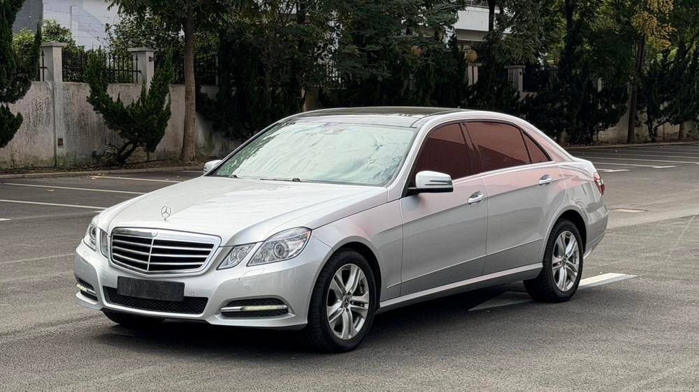 Mercedes-Benz E-Class 2011 — фото автомобиля