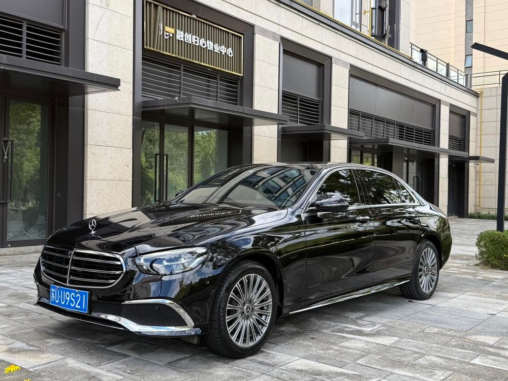 Mercedes-Benz E-Class 2023 — фото автомобиля 1