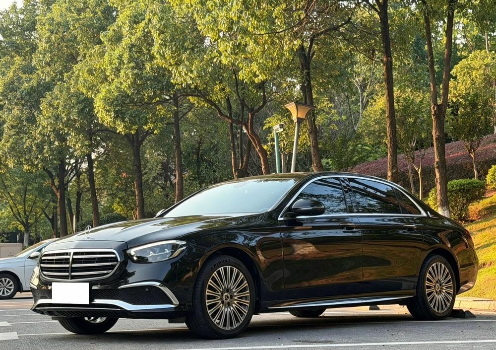 Mercedes-Benz E-Class 2022 — фото автомобиля