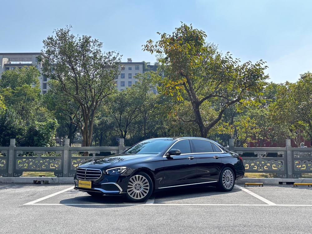 Mercedes-Benz E-Class 2023 — фото автомобиля