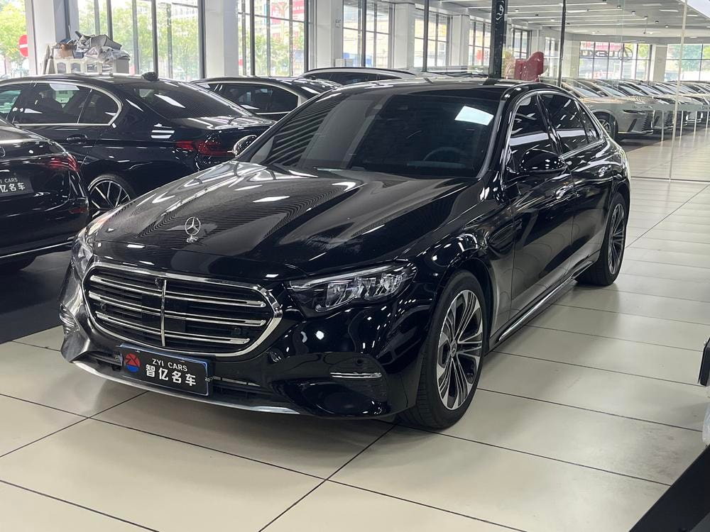 Mercedes-Benz E-Class 2025 — фото автомобиля 1