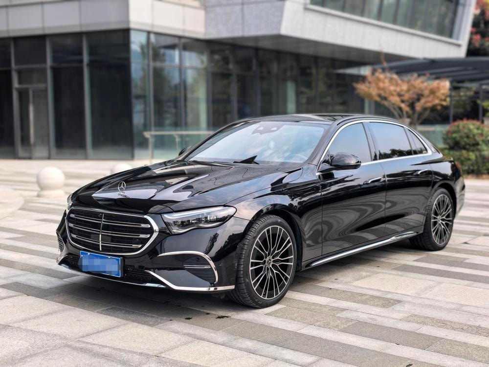 Mercedes-Benz E-Class 2025 — фото автомобиля 1