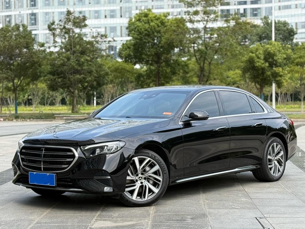 Mercedes-Benz E-Class 2025 — фото автомобиля 1
