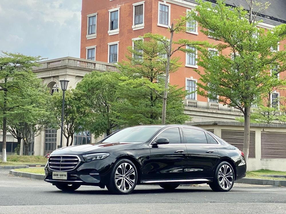Mercedes-Benz E-Class 2025 — фото автомобиля 1