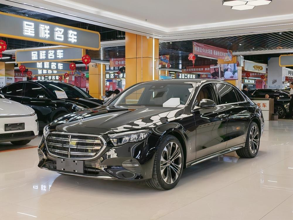 Mercedes-Benz E-Class 2025 — фото автомобиля 1