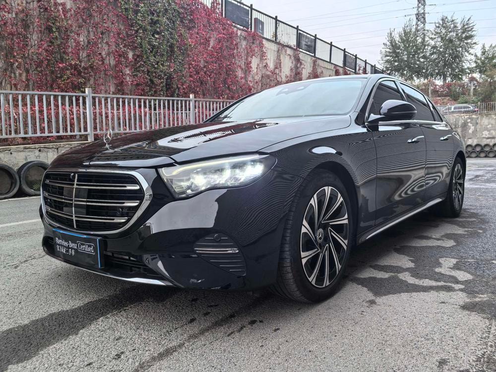 Mercedes-Benz E-Class 2025 — фото автомобиля 1