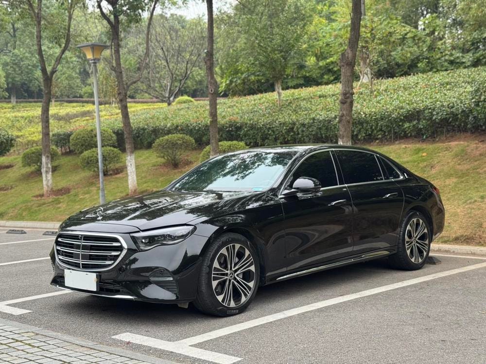 Mercedes-Benz E-Class 2026 — фото автомобиля 1