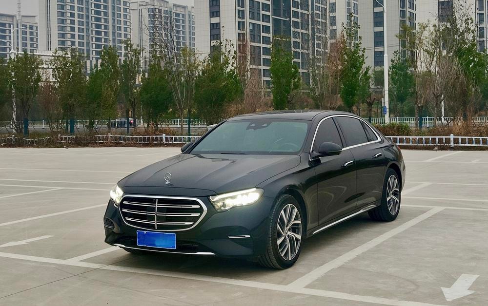 Mercedes-Benz E-Class 2025 — фото автомобиля