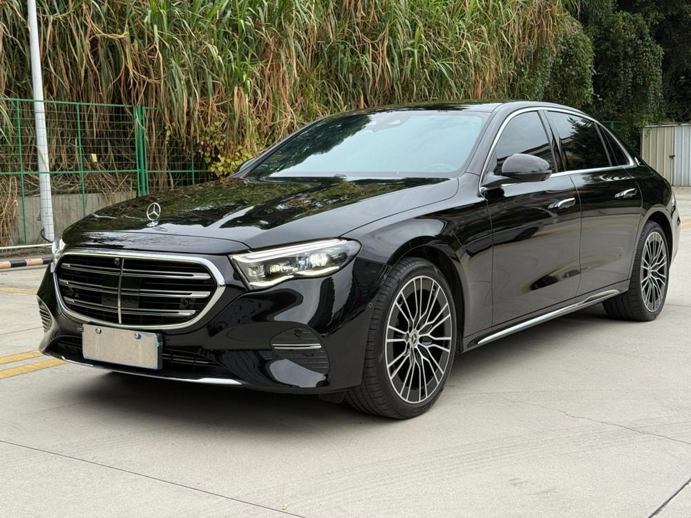 Mercedes-Benz E-Class 2025 — фото автомобиля 1