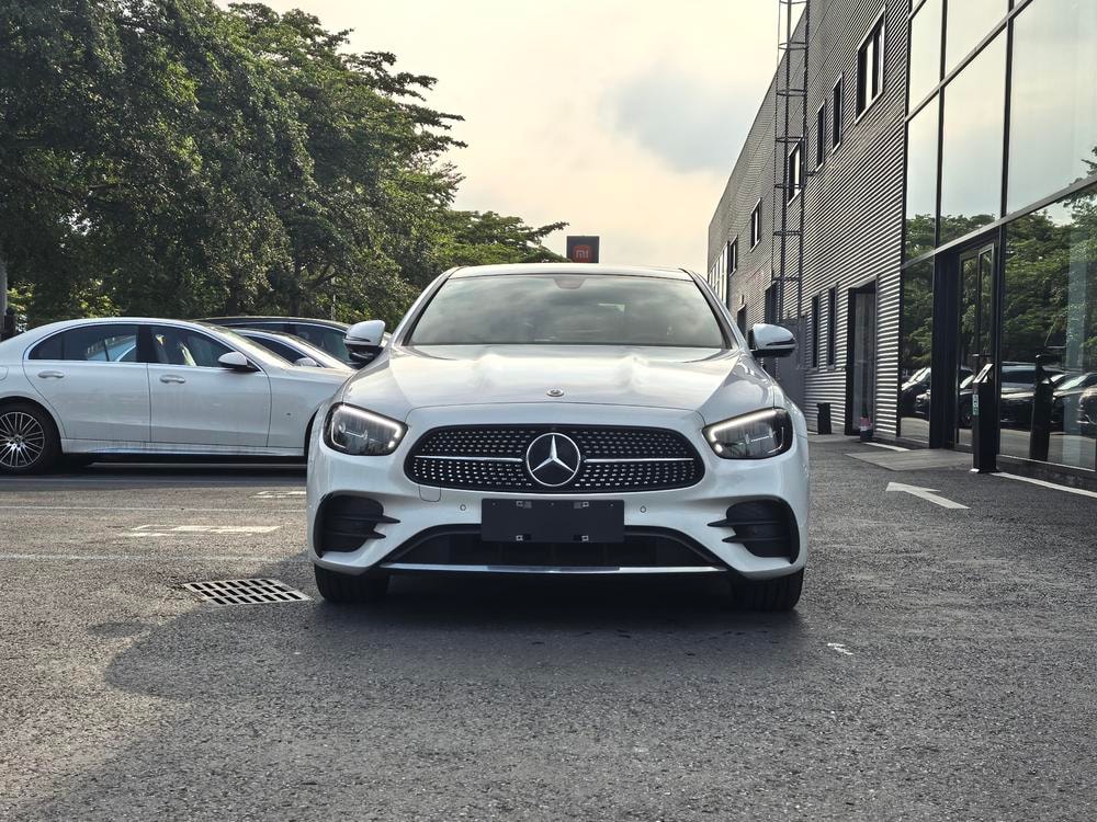 Mercedes-Benz E-Class PHEV 2023 — фото автомобиля