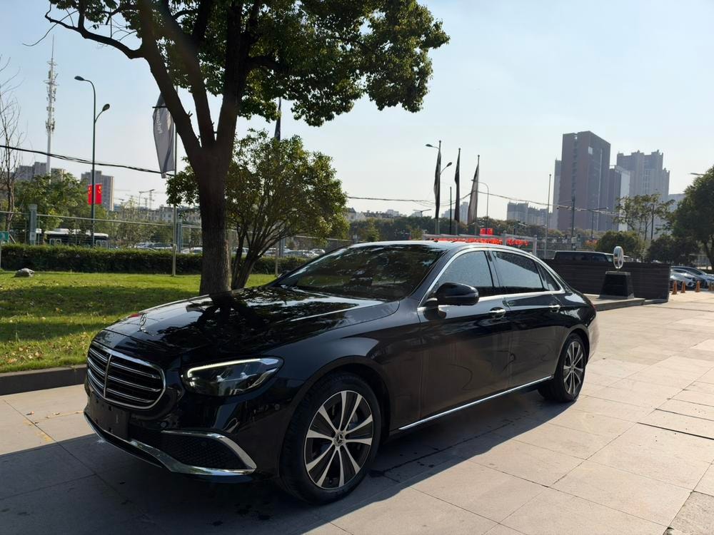Mercedes-Benz E-Class PHEV 2023 — фото автомобиля 1