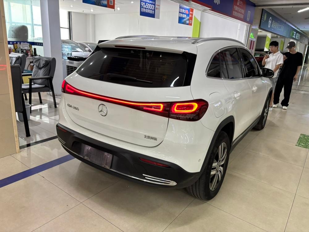Mercedes-Benz EQA 2022 — фото автомобиля