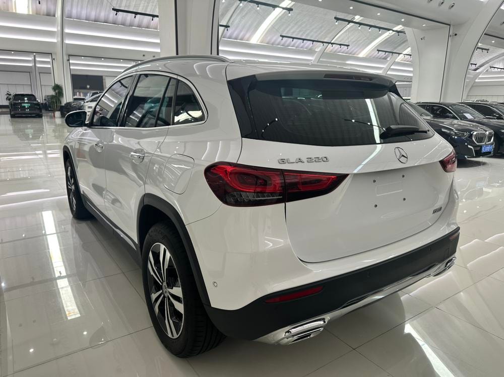 Mercedes-Benz GLA 2023 — фото автомобиля