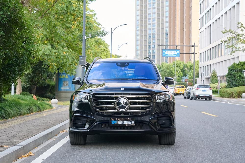 Mercedes-Benz GLS 2025 — фото автомобиля